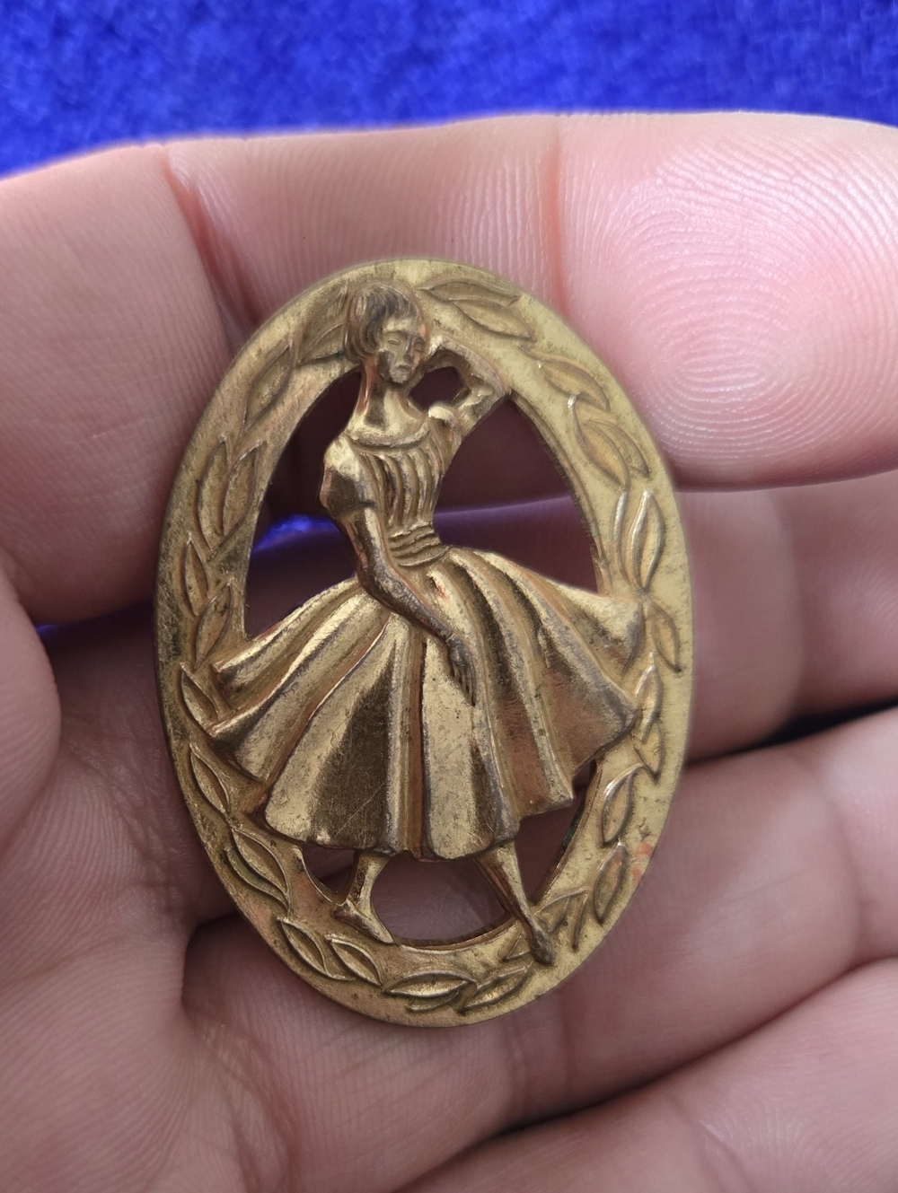 Brooch Vintage - Singer Teenage Dressmaking Contest -